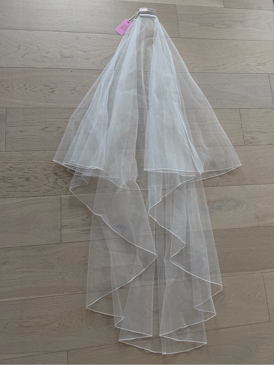 Classic Two-Tier Bridal Veil in Ivory | Knee Length (52 Inches) | Pencil Edge main image 4